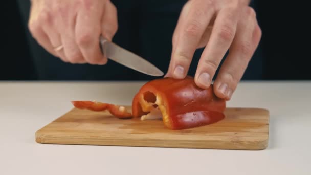 Close Footage Chef Slicing Red Pepper — стоковое видео