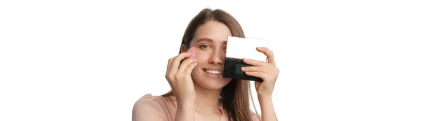Panorama Close Photo Woman Holding Blender Sponge Portable Mirror Covering — Fotografia de Stock