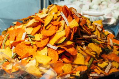 Bir sürü renkli çıtır sebze cipsi havuç, patates ve şekerci dükkanından..