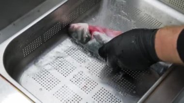 Şef 'in lavaboda balık temizleme ve yıkama videosu..
