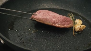 Şefin kızartma tavasında nefis ördek göğsü kazığı hazırlarken ki görüntülerini kapat..