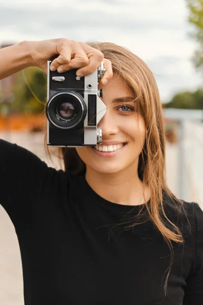 Вертикальний Зовнішній Портрет Блондинки Усміхненої Жінки Тримає Старовинну Фотокамеру — стокове фото