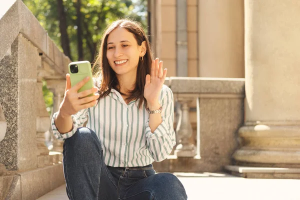 Joven Mujer Sonriente Está Teniendo Una Videollamada Teléfono Que Dice — Foto de Stock