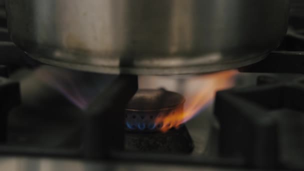燃气灶加热平底锅的特写镜头 — 图库视频影像