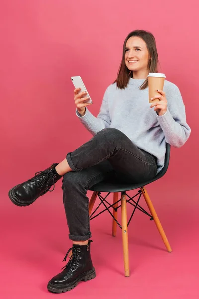 Mulher Excitada Gosta Seu Café Enquanto Segura Seu Telefone Tem — Fotografia de Stock