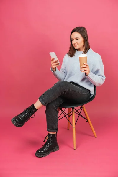 Mulher Vestida Quente Gosta Seu Café Enquanto Algo Seu Telefone — Fotografia de Stock