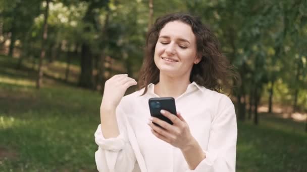 Кадры Молодой Веселой Женщины Ворующей Смартфон Свободное Время — стоковое видео
