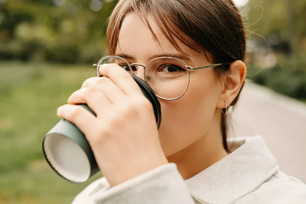 Close Foto Jovem Estudante Mulher Usando Óculos Beber Xícara Café — Fotografia de Stock