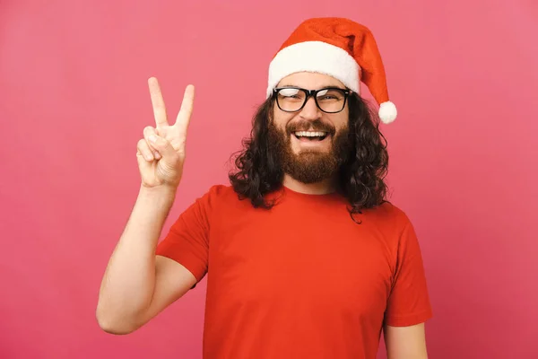 크리스마스 모자를 황홀경에 남자가 웃으면서 동작을 있습니다 스튜디오 — 스톡 사진