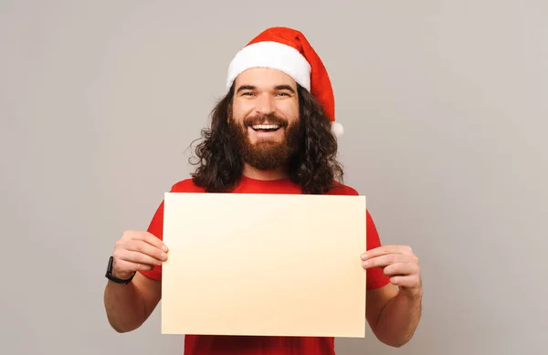 Усміхнений Бородатий Чоловік Різдвяному Капелюсі Тримає Порожню Прямокутну Форму Копіювання — стокове фото