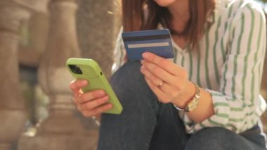 Bankamatik kartı ve akıllı telefon ile online bir şey satın alma görüntülerini kapat.