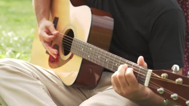 Nahaufnahme Video Eines Mannes Der Freien Einer Akustischen Gitarre Spielt — Stockvideo