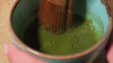 Matcha 'ya içki içiren barmenlerin görüntülerini kapatın..