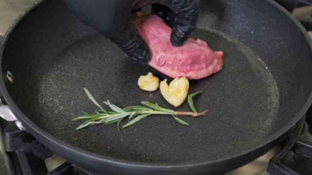 Zamknij Nagranie Szefa Kuchni Przygotowującego Stek Kaczki Patelni Rozmarynem Czosnkiem — Wideo stockowe