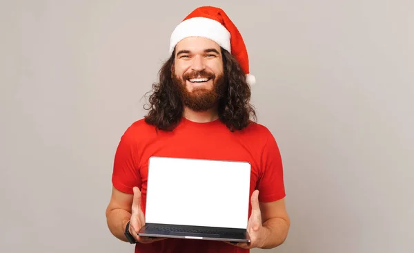 エクスタティック男ありますショーAクリスマスオファー上のラップトップ画面彼持っています上のライトグレーの背景 — ストック写真