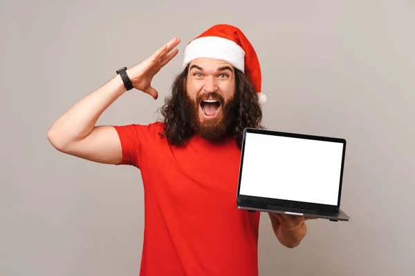 Σοκαρισμένος Άνθρωπος Δείχνει Μια Χριστουγεννιάτικη Προσφορά Μια Οθόνη Laptop Που — Φωτογραφία Αρχείου