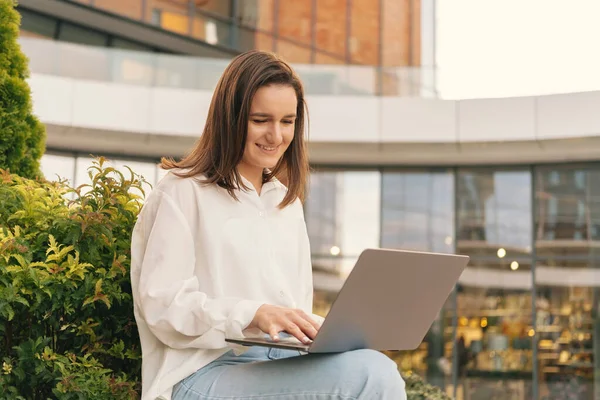 Junge Brünette Frau Sitzt Auf Der Straße Und Arbeitet Ihrem — Stockfoto