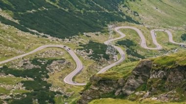 Romanya 'nın Karpat Dağları' ndaki Transfagarasan yolunun yaz mevsiminde yukarıdan çekilmiş görüntüleri.