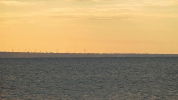 Кадри Енергії Вітрових Турбін Під Час Сходу Сонця Біля Моря — стокове відео