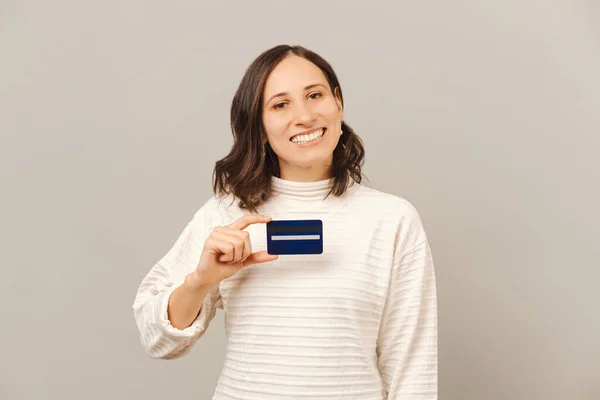 Amplia Mujer Sonriente Sostiene Una Tarjeta Crédito Azul Que Muestra — Foto de Stock