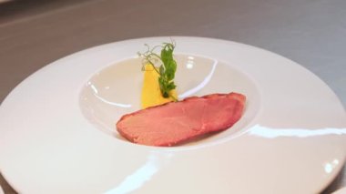 Şefin orta pişmiş biftek ve meyve tabağı yaptığı görüntüleri kapatın..