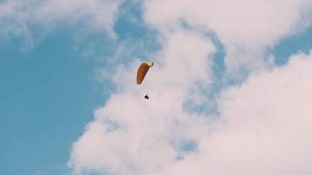 Filmaufnahmen Des Piloten Beim Drachenfliegen Himmel Extremsportpilot — Stockvideo