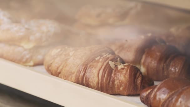 Tutup Rekaman Lengkap Dari Croissant Segar Yang Lezat Yang Indah — Stok Video