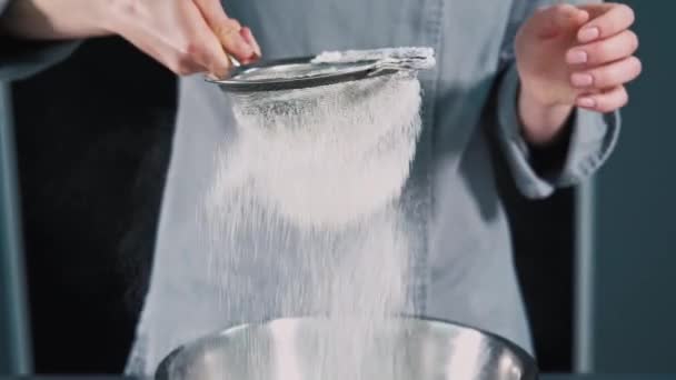 Zamknij Wideo Szefa Kuchni Przesiewania Mąki Kuchni Przygotowania Ciasta Chleb — Wideo stockowe