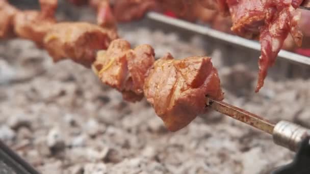 Gros Plan Vidéo Faire Barbecue Savoureux Sur Gril Plein Air — Video
