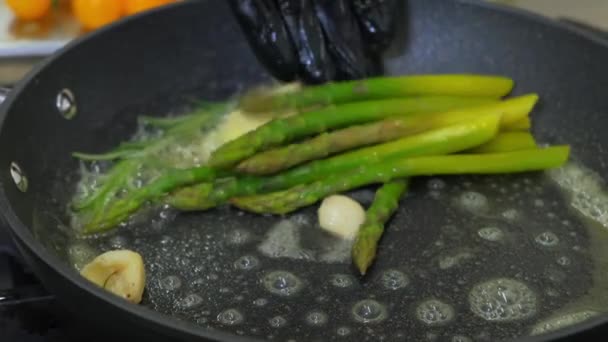 厨师用黄油平底锅煎芦笋的特写镜头 — 图库视频影像