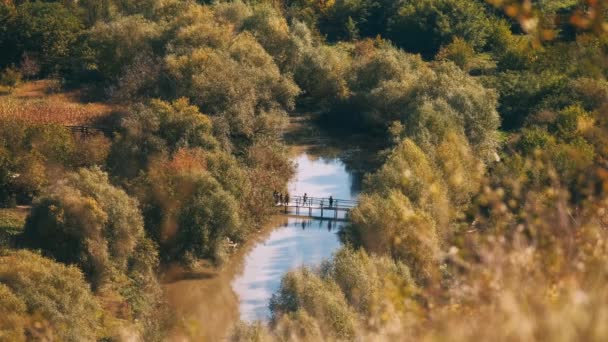Imagini Turist Care Traversează Podul Bucură Vreme Frumoasă Toamnă Colorată — Videoclip de stoc