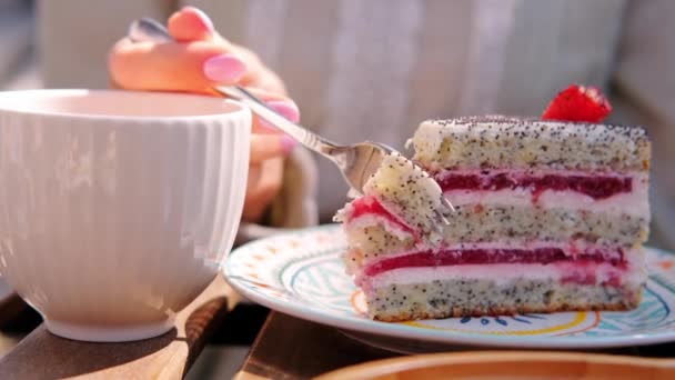 Sluiten Footage Woman Eating Tasty Bio Cake Outdoor Cafe Cup — Stockvideo