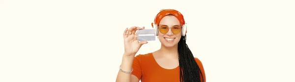 Фотографія Банерного Розміру Радісної Молодої Жінки Ковдрами Показують Кредитну Картку — стокове фото