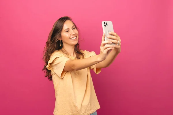 Photo Amezed Young Woman Taking Selfie Smartphone Pink Background — Stock Photo, Image