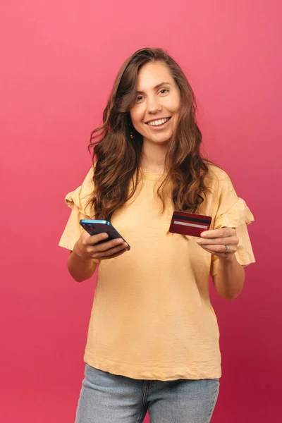 Vertical Photo Smiling Young Woman Using Credit Card Smartphone — Stock Photo, Image