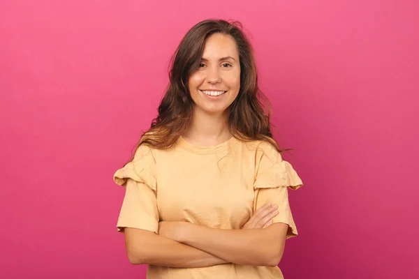 Retrato Una Joven Sonriente Pie Sobre Fondo Rosa Con Los — Foto de Stock