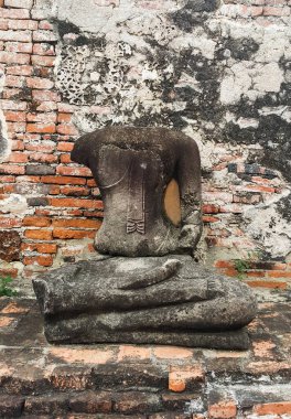 Buda heykelinin tuğla duvar arkaplanına yakın plan.