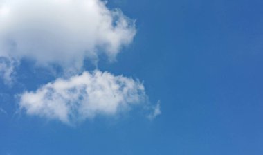 Beyaz bulut ve açık mavi gökyüzü.