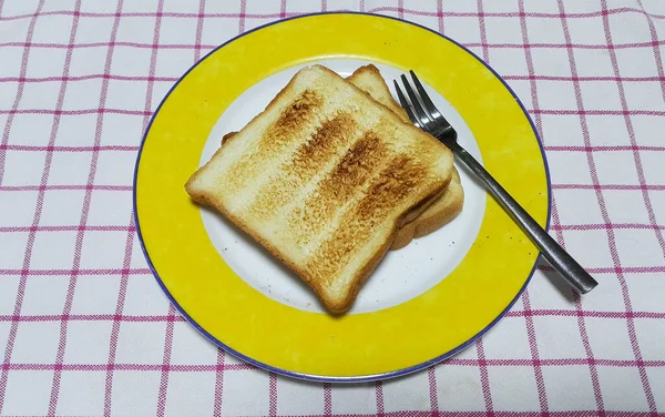 Toast Bílém Talíři Vidličkou Vzorovém Plátně — Stock fotografie