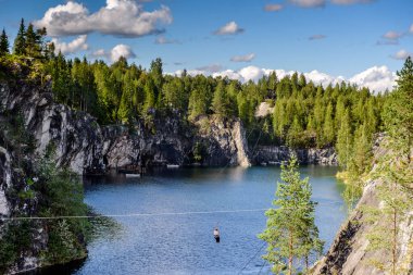 Karelya 'nın Ruskeala Dağı Parkı' ndaki mermer ocağı.