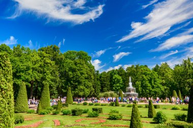Göz kamaştırıcı mavi gökyüzü ve Peterhof yeşilliği