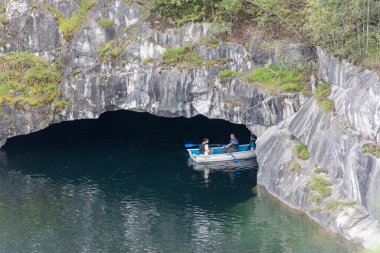 Ruskeala 'da Göl ve Mermer Kanyon