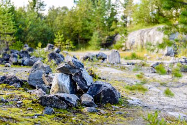 Ruskeale 'de turistler tarafından döşenmiş taş piramitler.
