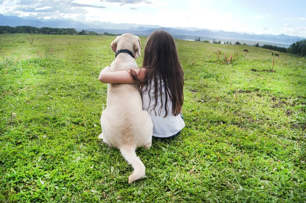 Amigos Verão Uma Menina Com Cão Prado Verde — Fotografia de Stock