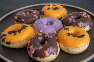 Cadılar bayramı için turuncu, kahverengi ve geyik çörekleri