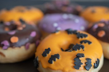 Cadılar bayramı için turuncu, kahverengi ve geyik çörekleri