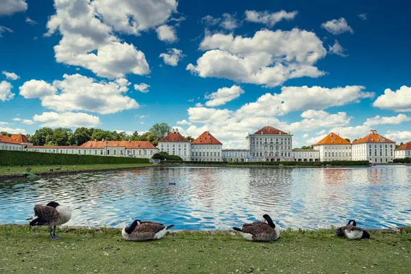 Münih 'teki kalenin güzel yaz manzarası.