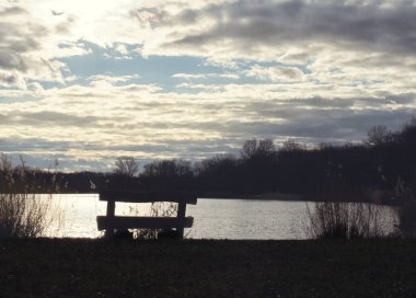 Ingolstadt şehrindeki Bavyera 'da bir gölde gün batımı fotoğrafları.