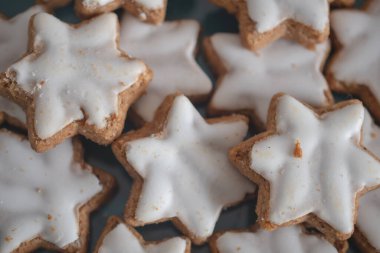 Beyaz kremalı yıldız şeklinde Noel kurabiyeleri..