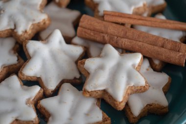 Beyaz kremalı yıldız şeklinde Noel kurabiyeleri..